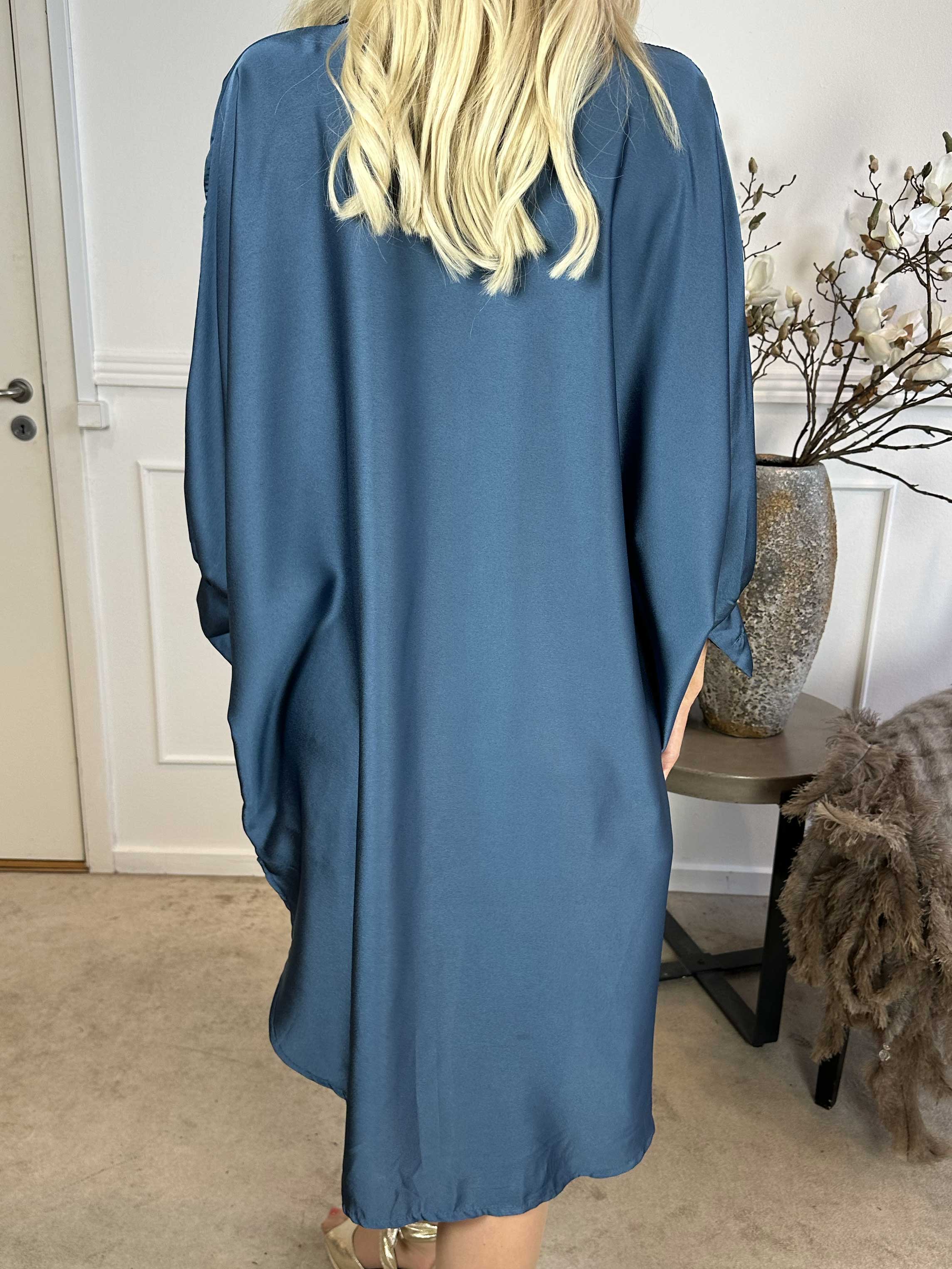 Anja - Skjorta i sidenlook med fladdermusärmar